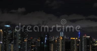 在<strong>吉隆坡</strong>，马来西亚看到了拥有马石油<strong>双子塔</strong>和摩天大楼的夜市